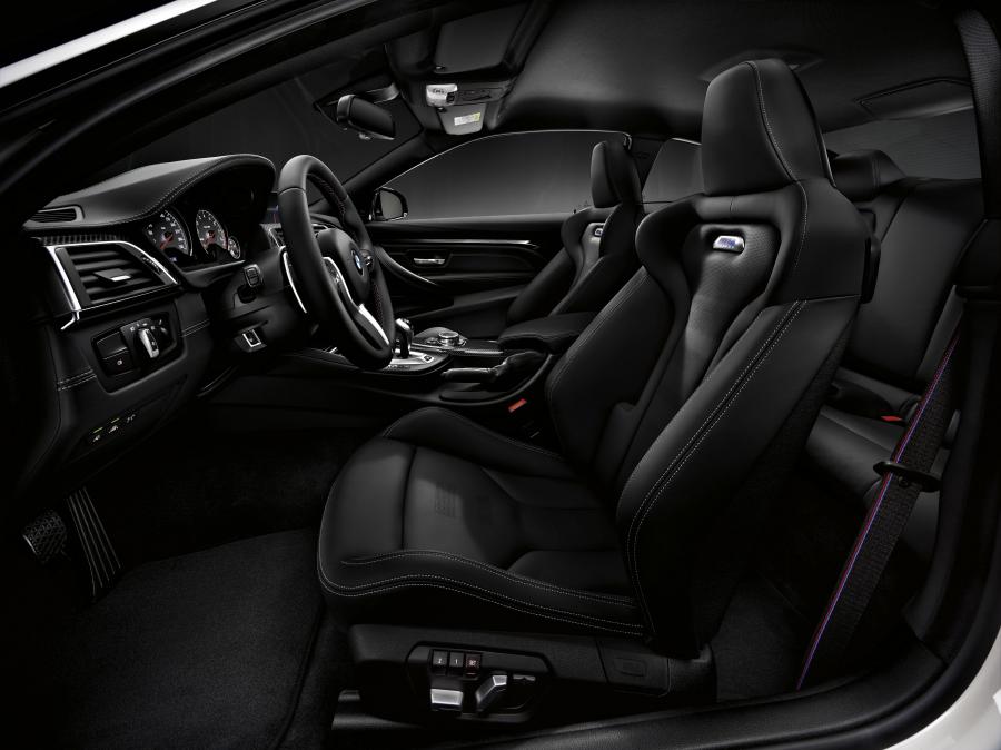 Интерьер BMW M4 Coupe Competition Package 2016 года  (фото 28 из 29)